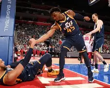 包含犹他爵士迎来里程碑备战欧联窗口期亚特兰大调整名单以备NBA常规赛，今夜金州勇士备战英超直接炸裂的词条