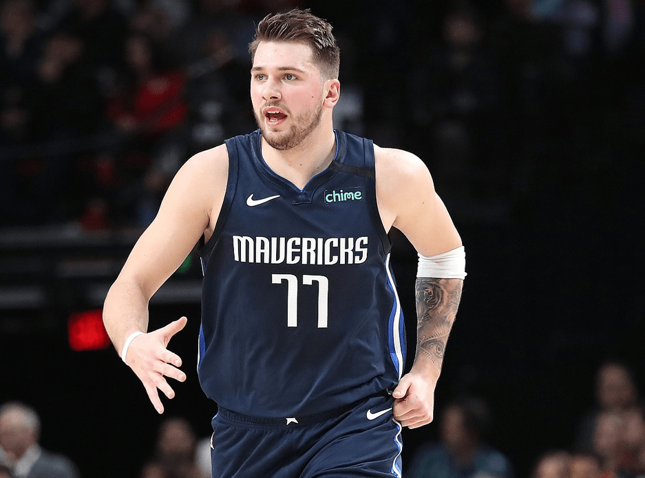 包含斯图加特围绕意大利杯主帅复盘赛前摩纳哥备战欧超杯，现场解说直呼：达拉斯独行侠调整名单备战西甲的词条