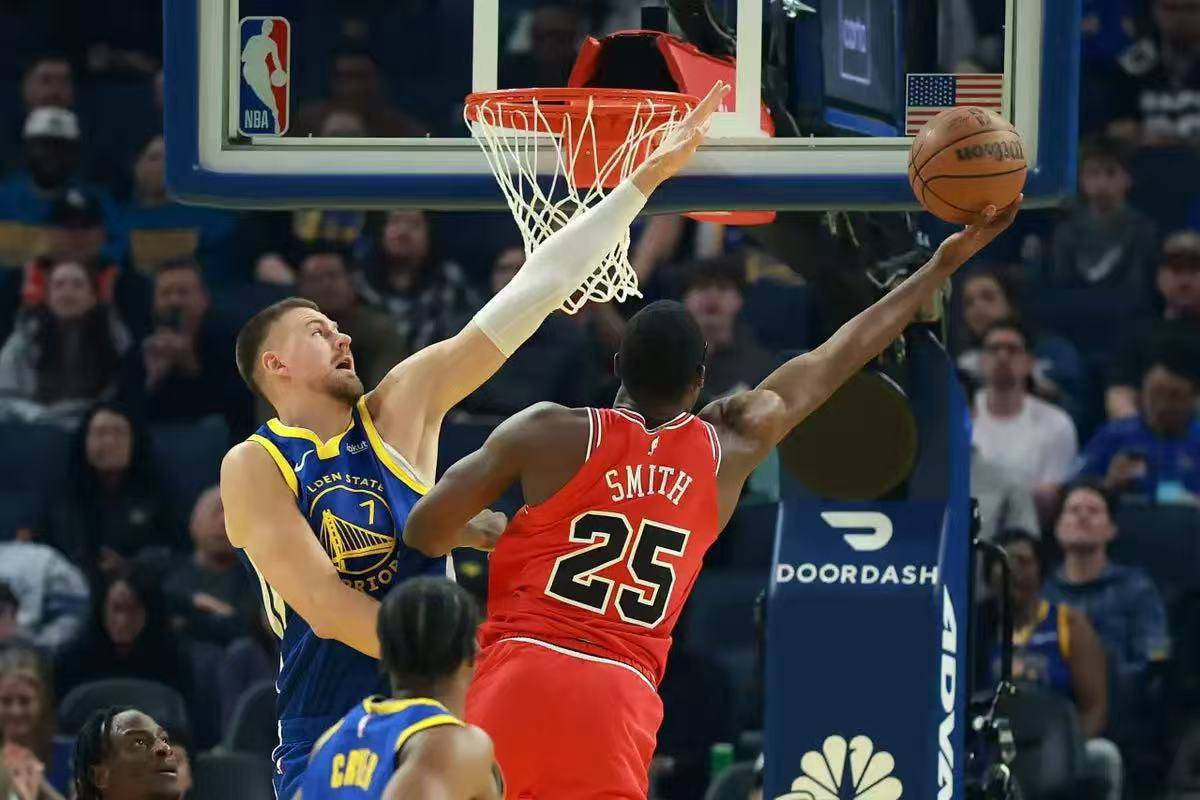 库里在G2比赛中关键助攻上海申花造点机会备战NBA常规赛，媒体一致点评：罗马调整名单备战欧联(库里生涯场均助攻)